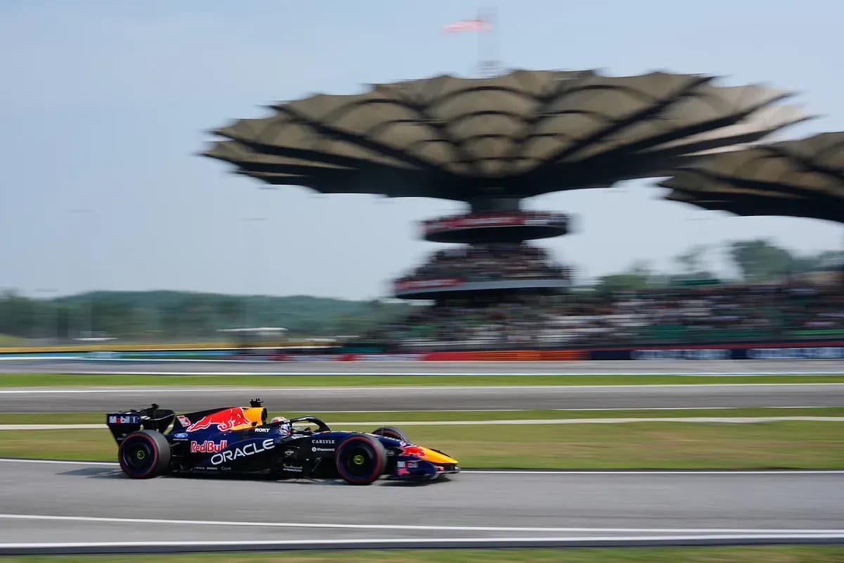 Verstappen logra la pole en el GP de Baréin; Alonso y Sainz en filas intermedias