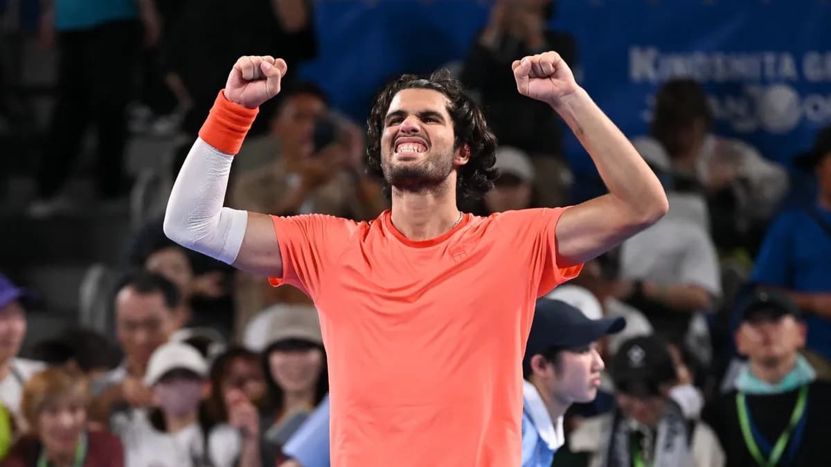 Alcaraz avanza a cuartos de final tras vencer a Arnaldi en Tokio