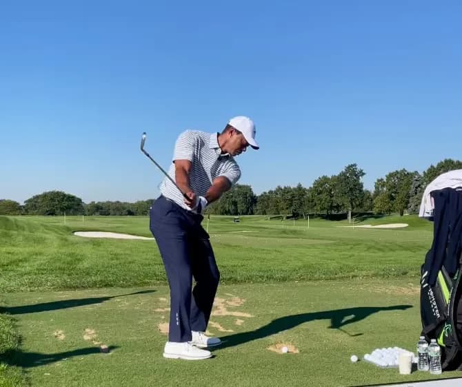 Tiger Woods reaparece en el campo de prácticas tras su accidente