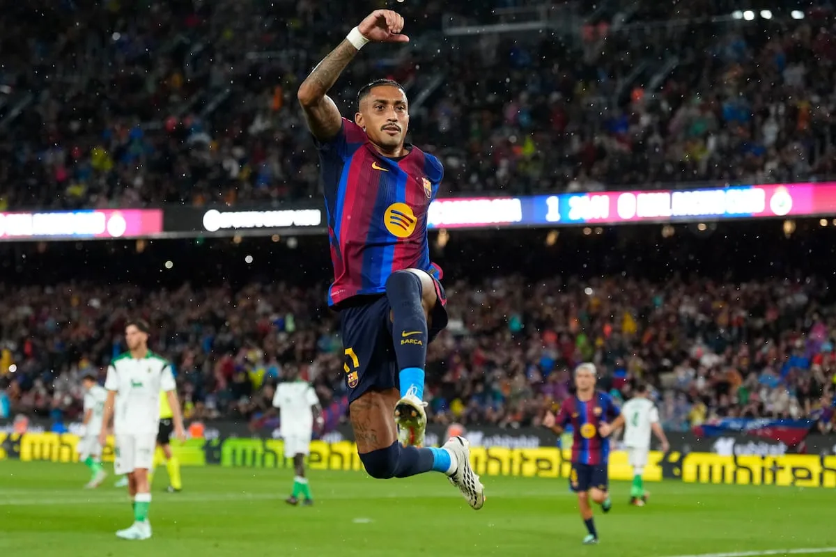El Barcelona aplasta al Racing con un Raphinha estelar