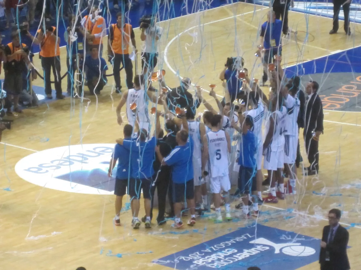 El Real Madrid celebra el tercer aniversario de su décima Supercopa de España